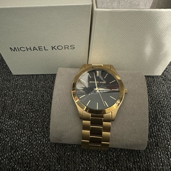 MICHAEL KORS
Slim Runway Black Dial Men's Watch
Item No. MK8621 - Picture 3 of 7